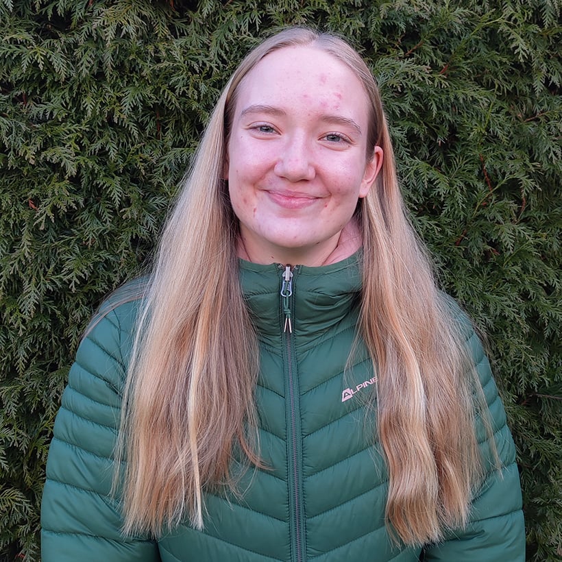 Portrait der tschechischen Gastschülerin Magdaléna vor einer Tanne