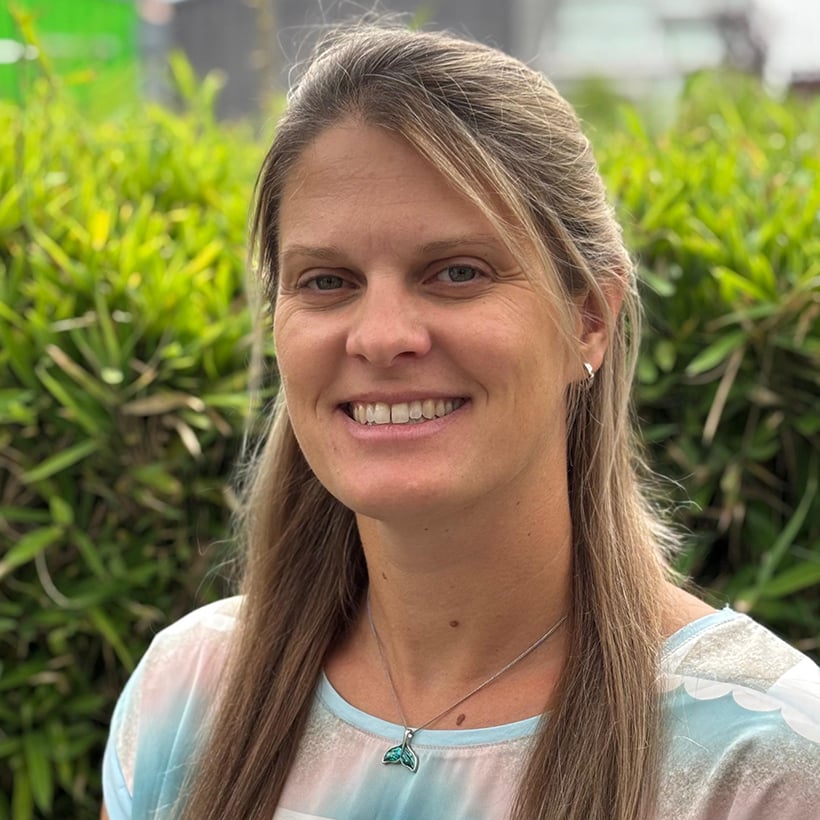 Portrait von Stephanie Decker im Garten