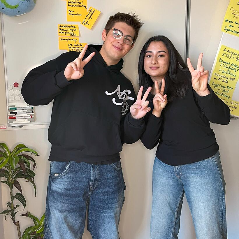 Mario und Rosirin zeigen Peace-Zeichen