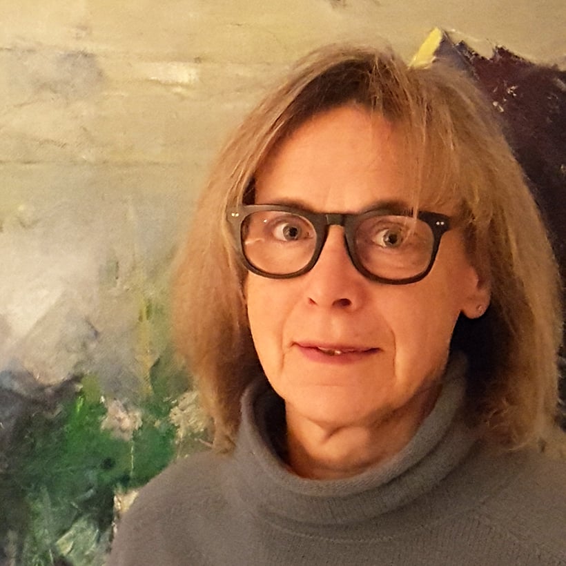 Schulleiterin Julia Macharowsky vor Gemälde mit Bergen