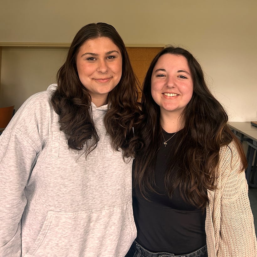 Die Schülerinnen der Fachoberschule Straubing Yvonne und Lena erzählen von ihren Erfahrungen beim Schüleraustausch in Tschechien