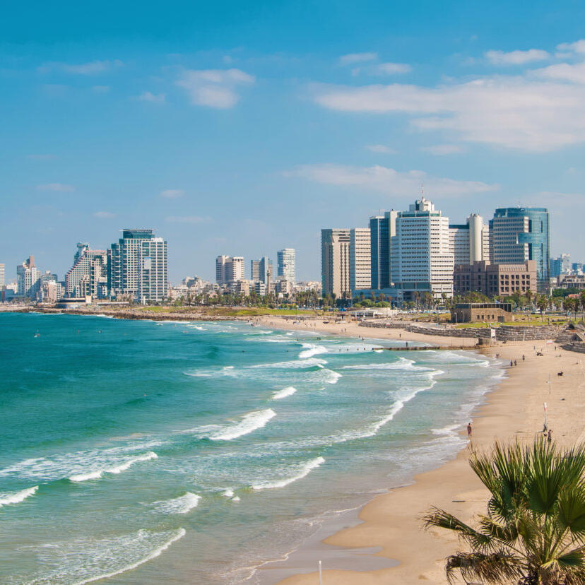 Blick auf die Uferpromenade und die Strände von Tel Aviv